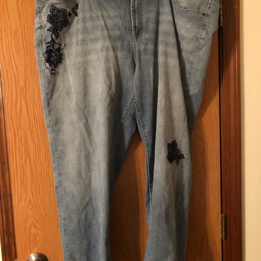 Cropped boyfriend jean embroidered sz 22